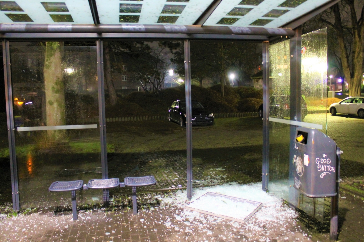 Nettetal-Kaldenkirchen: Fünf junge Männer zerstören Bushaltestelle und flüchten!
