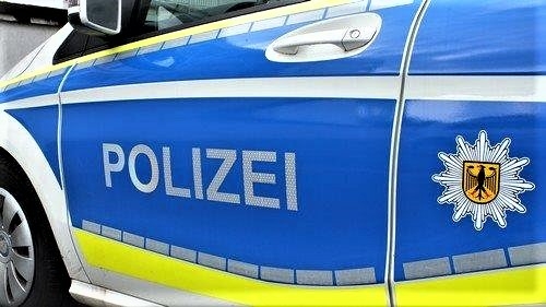 Polizeibekannter Mann geht im Bundespolizeirevier auf zwei Polizisten los!