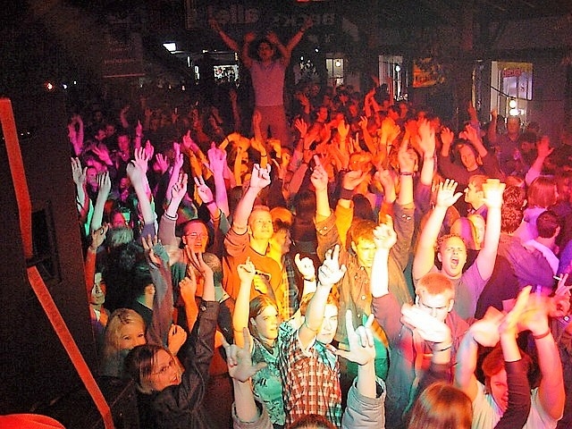 Sensation in Berlin? Party mit 21 Staatenlosen ohne Mund-Nasen-Bedeckungen aufgelöst!