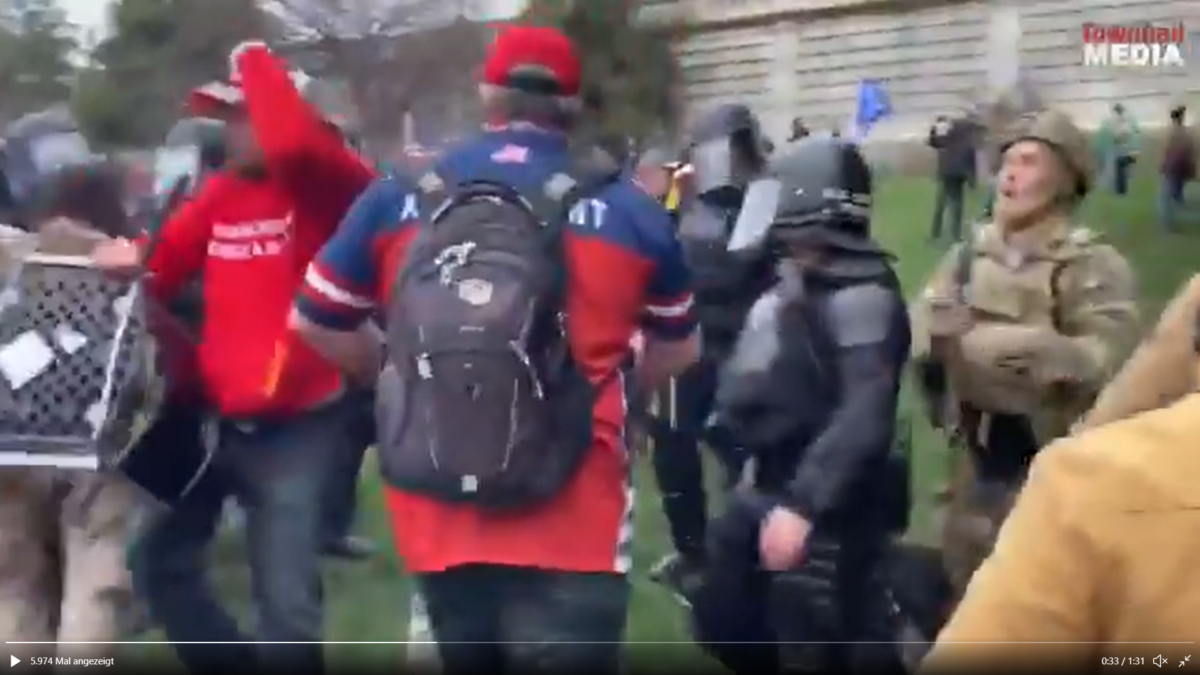 Video zeigt wie Trump-Anhänger, versuchen, Menschen davon abzuhalten, in das Kapitol einzudringen!