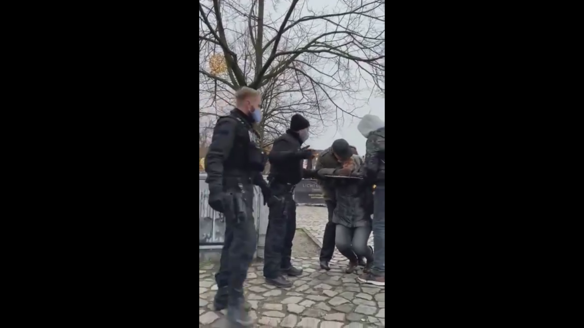 Die Schande vom Domplatz in Magdeburg: Senioren-Ehepaar wird von Corona-Polizei bedrängt!