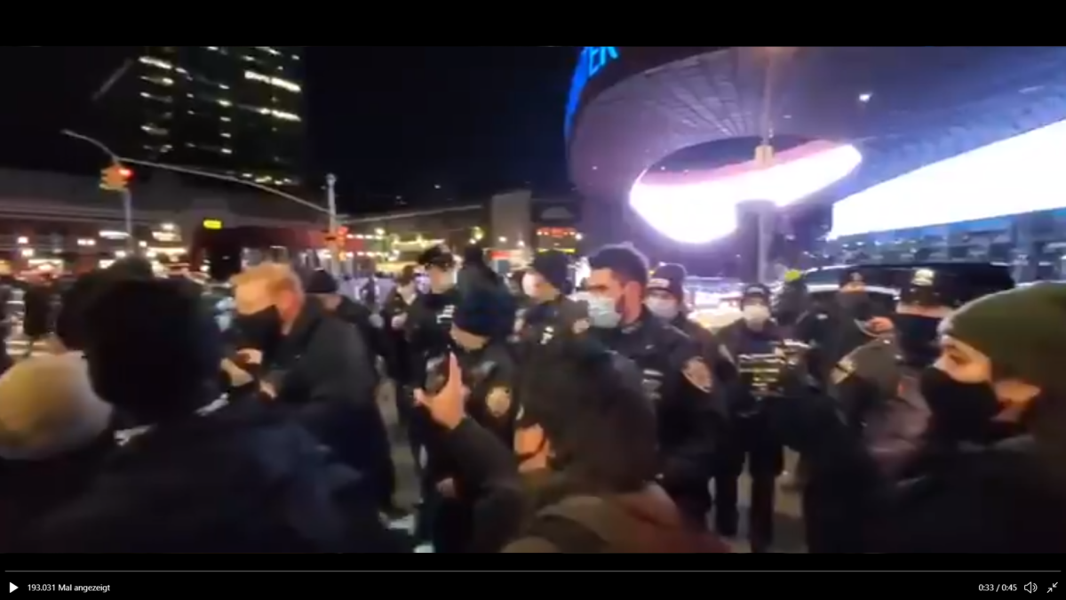 New York: Oh schau, Linke (Antifa) belästigen wieder Polizisten!