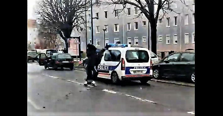 Frankreich: Polizisten werden von Migranten angriffen in der Nähe der Dreharbeiten zu einem Rap-Clip in Pantin!
