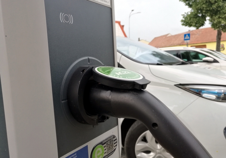 Bund will Stromanbietern Zwangs-Ladepausen für E-Autos erlauben