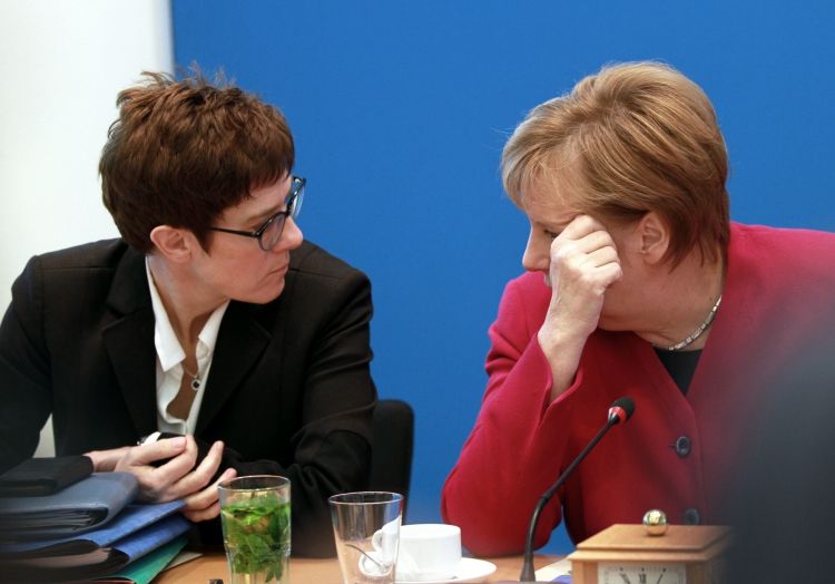 Kramp-Karrenbauer: Gab 2019 CDU-Debatte über Amtsverzicht Merkels