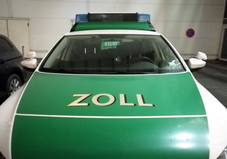 Zoll stellte 2020 knapp 3.000 Waffen und Waffenteile sicher