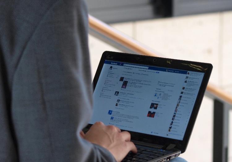 Bayerns Justizminister kritisiert Facebook für Umgang mit Hassrede