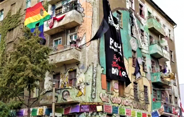 Polizei muss Prüfingenieur bei Einsatz in der Rigaer Straße schützen