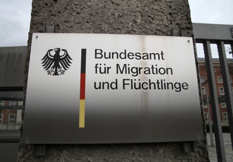 BAMF legt Tausende Asylverfahren von Flüchtlingenn auf Eis