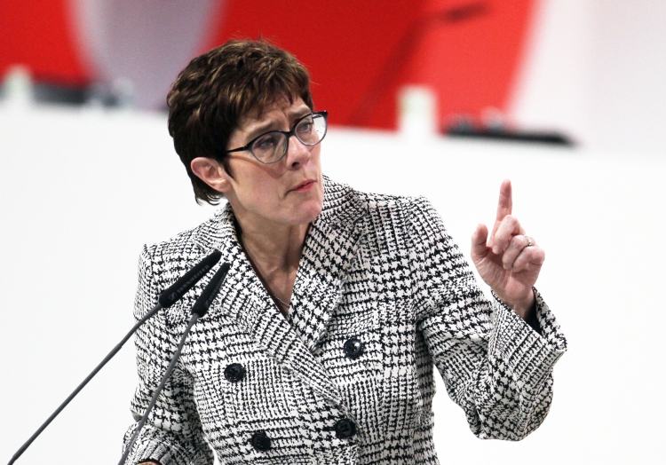 Kramp-Karrenbauer will bei Bundestagswahl antreten