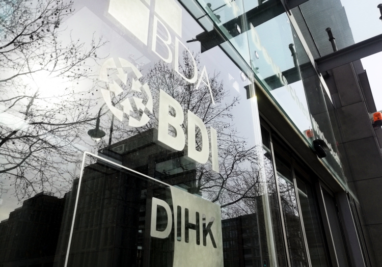 DGB fürchtet DIHK als "dritten großen Arbeitgeberverband"