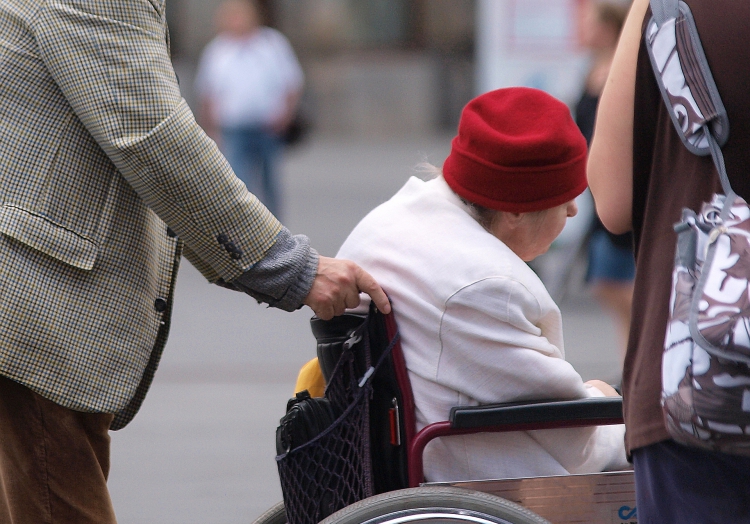 Pflege-Arbeitgeber verklagen Verdi