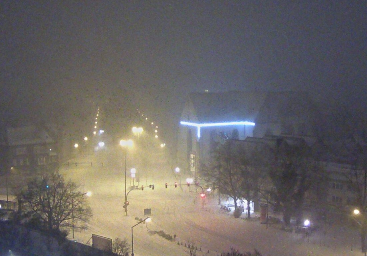 Wintereinbruch führt zu vielen Unfällen und Zugausfällen