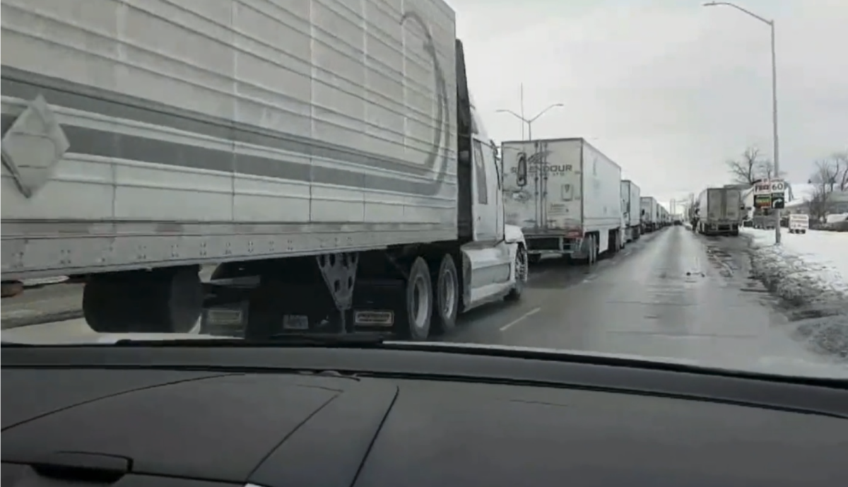 Der faschistische kanadische Polizeistaat greift Trucker Freedom Convoy an, Anhänger sagen, dass die Regierung „alles auseinanderreißt“!