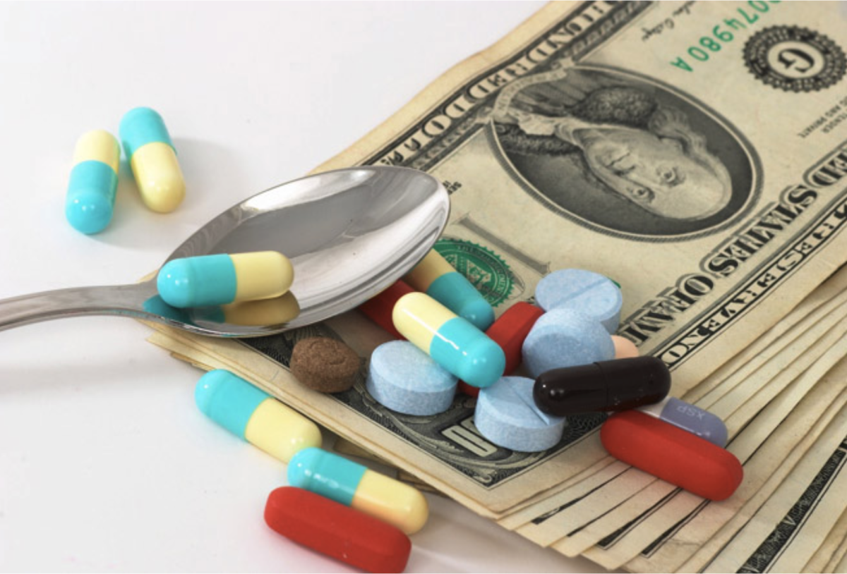Senator, der Spenden von Big Pharma-Blöcken entgegennahm, stimmt über Gesetzentwurf zur Senkung der Arzneimittelpreise ab!