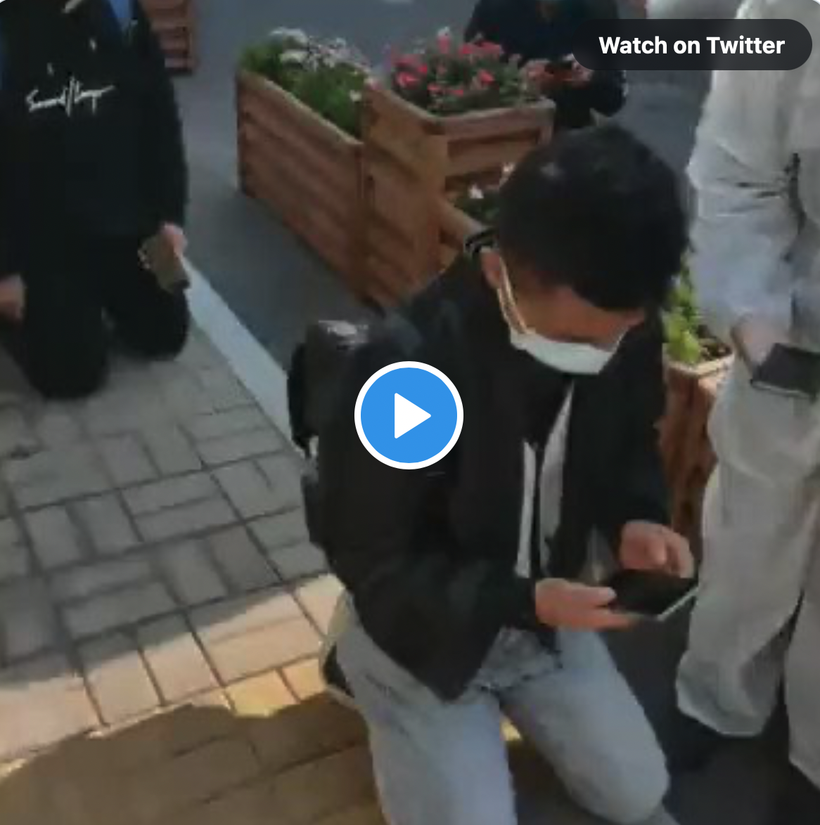 Die KPCh zwingt die Chinesen, sich beim Scannen ihrer Pässe niederzuknien!