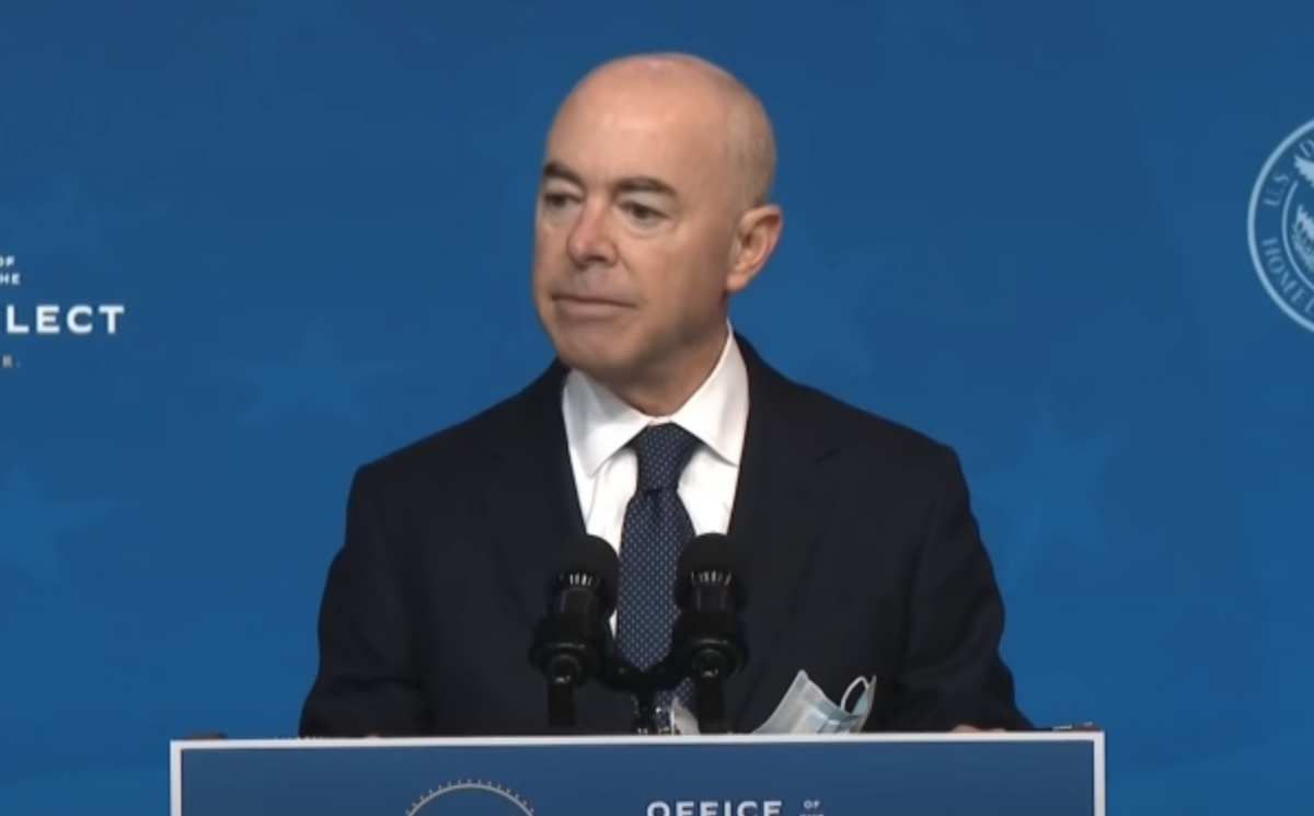Geheimplan zur Überflutung Amerikas mit Millionen von „Wirtschaftsmigranten“ enthüllt, während das Biden-Regime den amerikanischen Bürgern den Krieg erklärt!