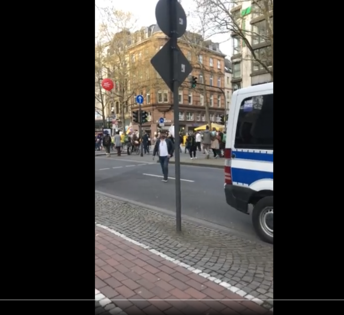 Eilmeldung: Vor der Wohnung von Gesundheitsminister Karl Lauterbach demonstrierten Impfgegener! (Video)