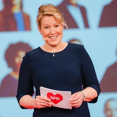 Giffey bricht nach Eierwurf bei 1. Mai-Kundgebung ihre Rede sofort ab!