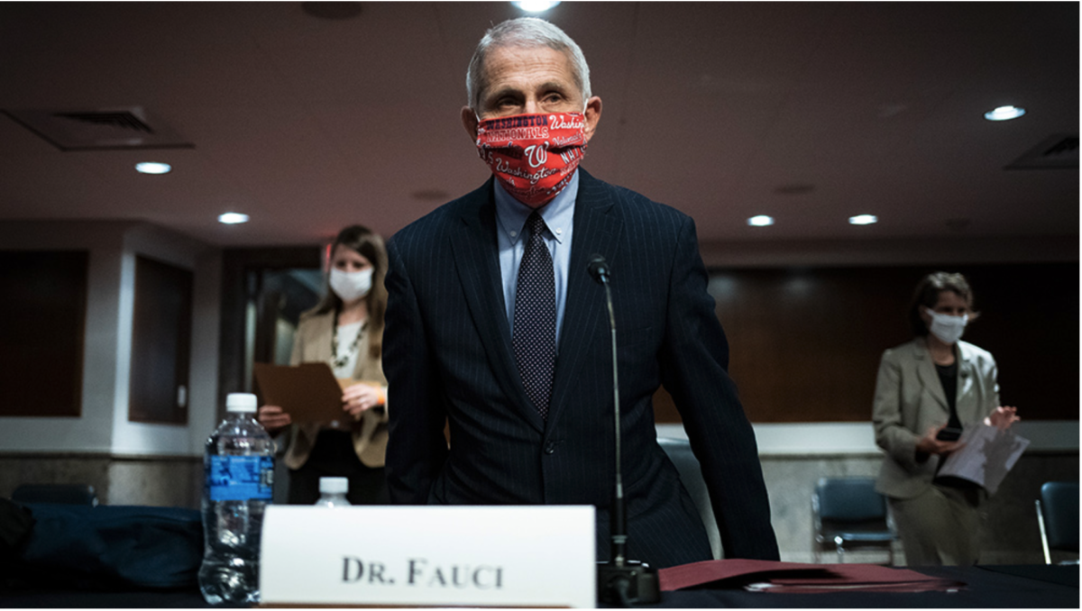 Fauci besteht darauf, dass Amerikaner immer noch Masken in Innenräumen tragen sollten!