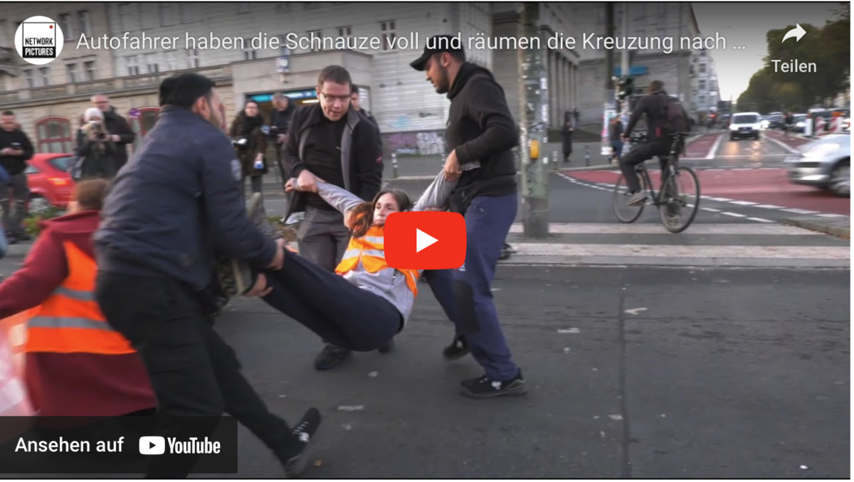 Autofahrer haben die Schnauze voll und räumen die Kreuzung nach Sitzblockade durch Klima-Chaoten
