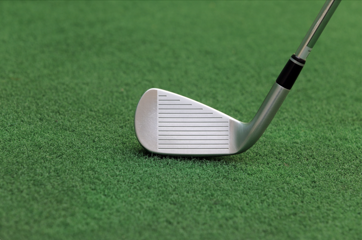 Berlin: Mann mit Golfschlägern und Stichwaffe schwer verletzt