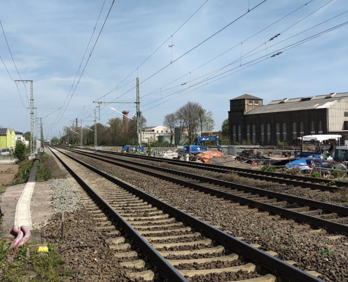 Erlangen: Mann in Gleisbett gestoßen!
