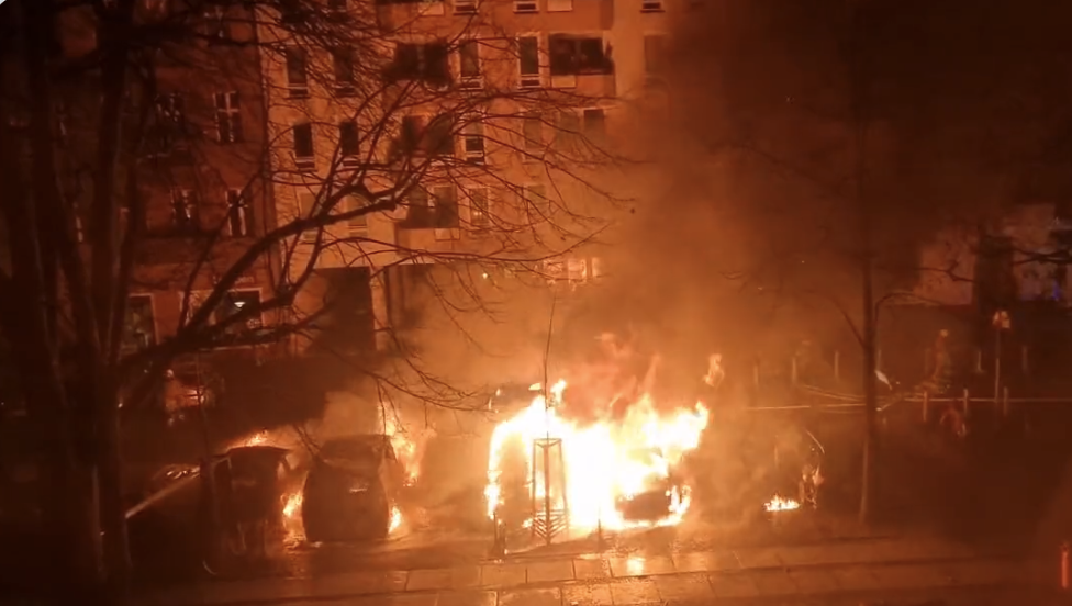 Charlottenburg: Nach Straßenschlacht durch Jugendliche brennen Autos!