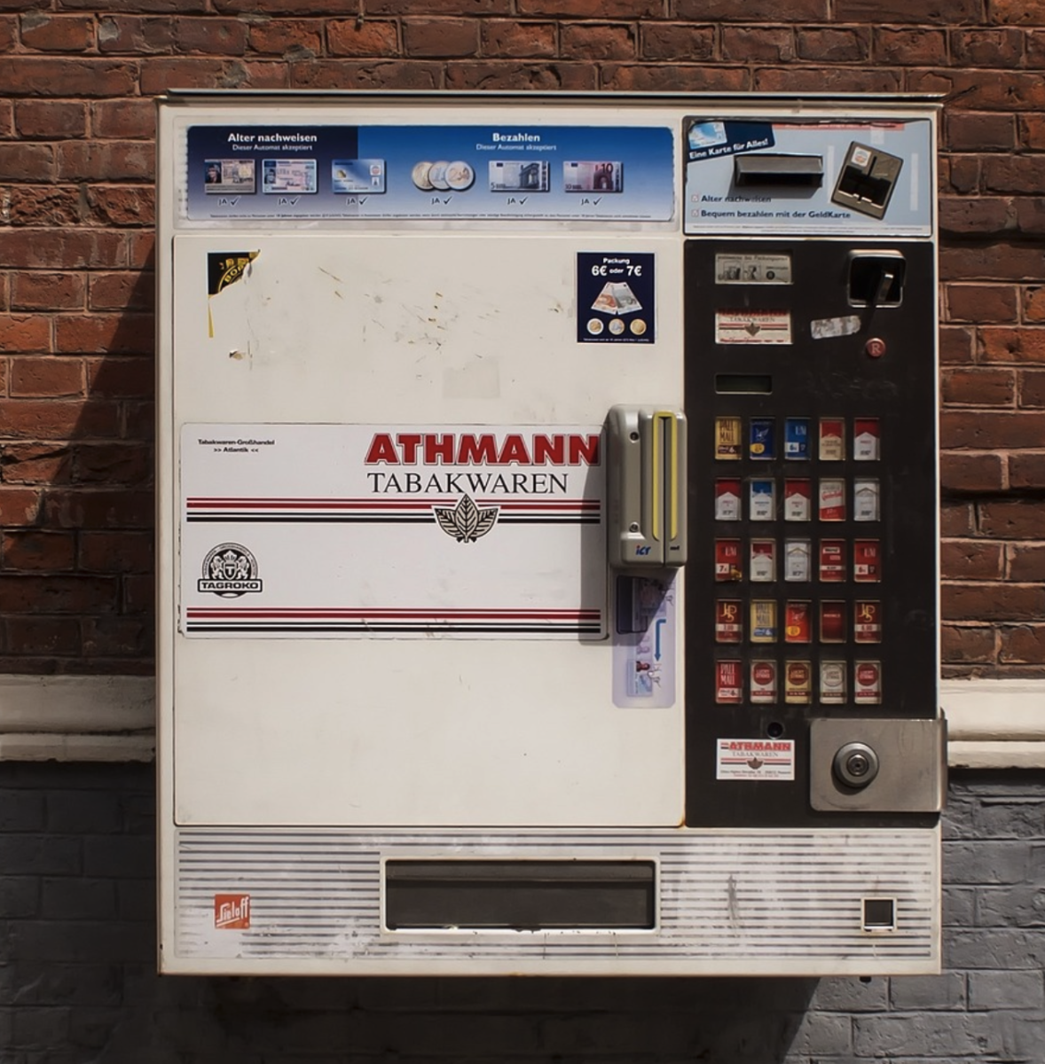 Stuttgart: Mit Feuerwerkskörper versucht Zigaretten-Automaten zu öffnen!