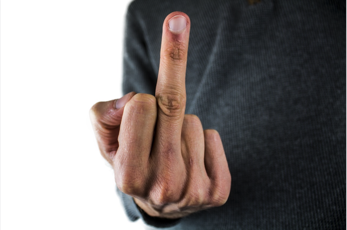 Wiesbaden: Kleintransporterfahrer zeigt Polizeistreife Mittelfinger!