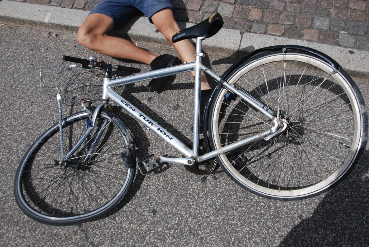 Rüsselsheim: Autofahrer fährt Fahrradfahrer (42) über den Haufen und flüchtet!
