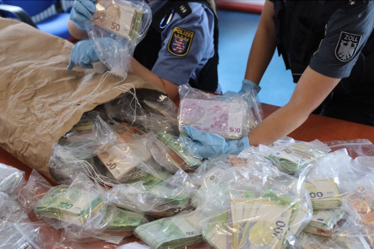 Zoll und Polizei stellen Rekordmenge an Bargeld in Hessen sicher!