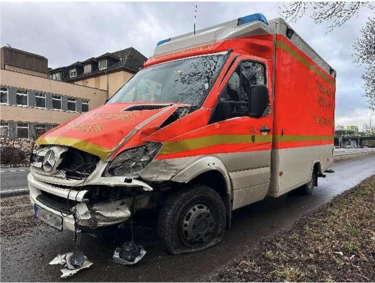 Rettungswagen kollidiert auf dem Weg zur Einsatzstelle mit Leichenwagen