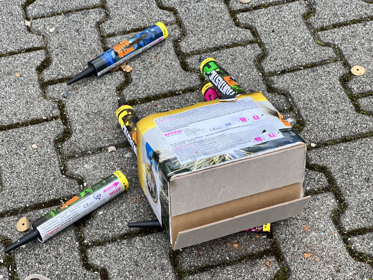 Berlin-Moabit: Polizisten mit Pyrotechnik beschossen!
