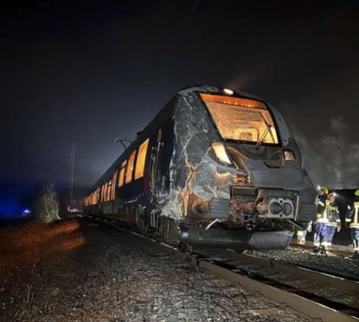 Regionalbahn erfasst Sattelzug beim Rangieren am Bahnübergang in Hedemünden – zwei Menschen werden leicht verletzt. Streckenabschnitt für Stunden gesperrt.