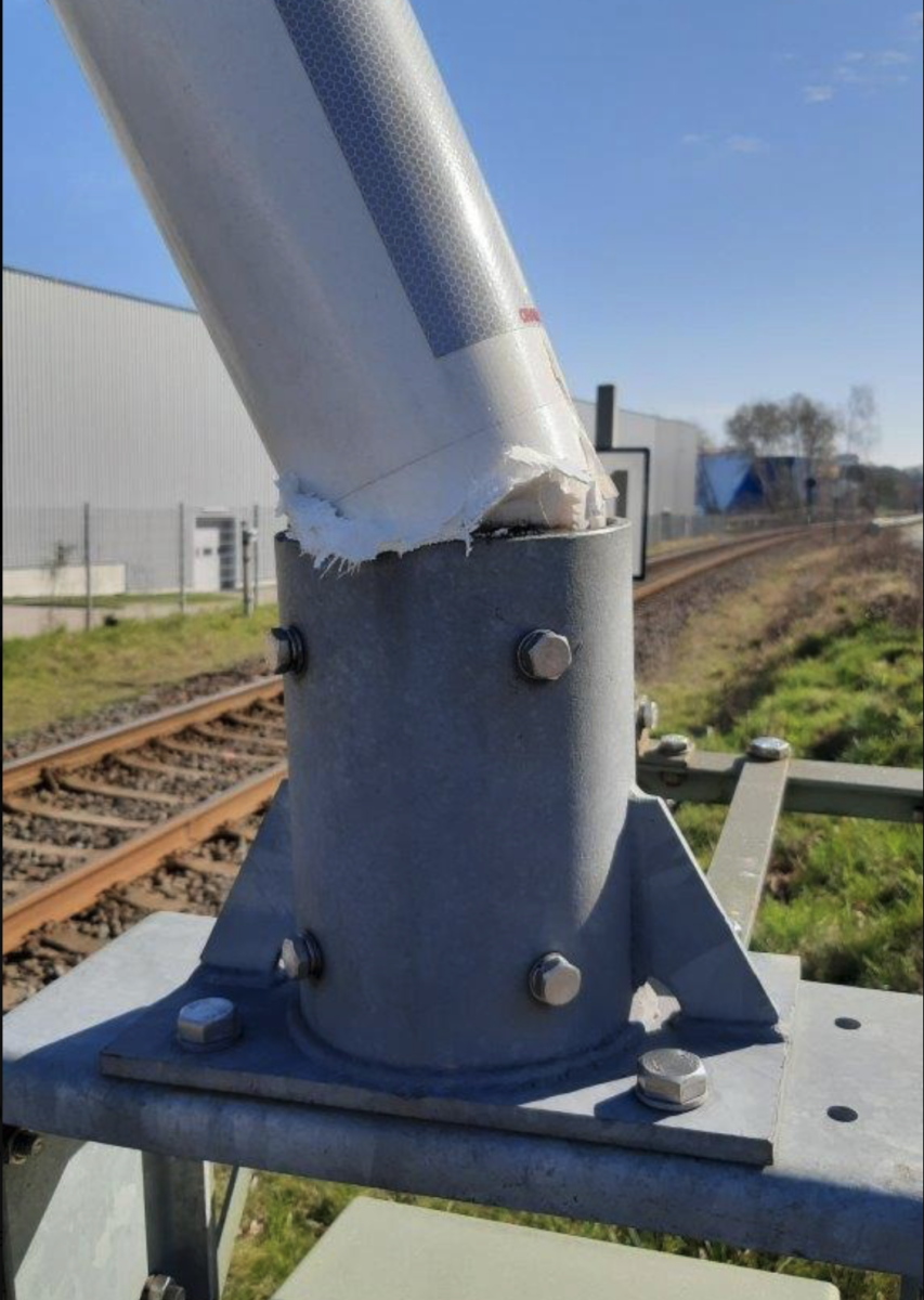 Kassel: Unbekannter beschädigt Schrankenbaum