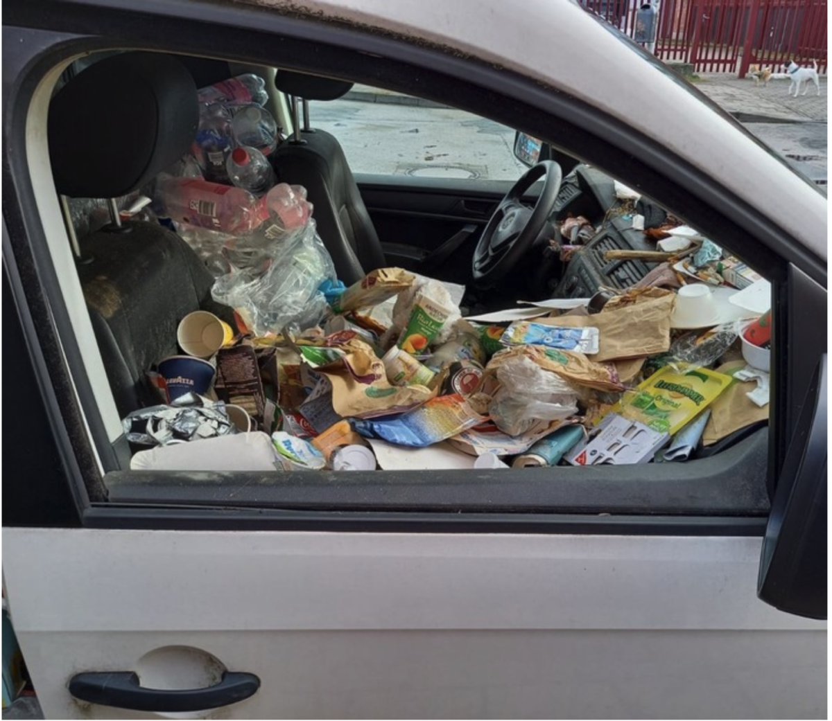 Kontrolle eines mit Müll vollbepackten Fahrzeugs!