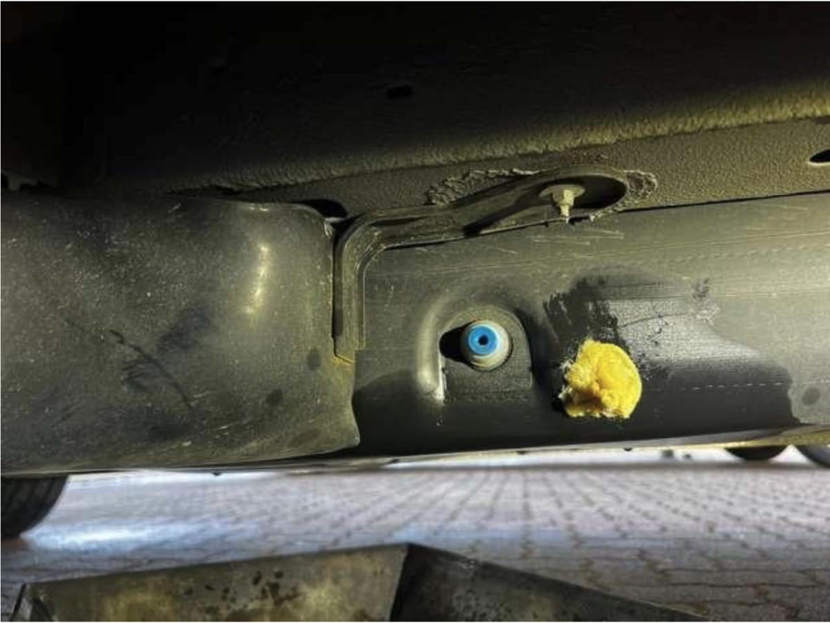 Unbekannte bohren zwei Autotanks auf und entwenden Diesel!