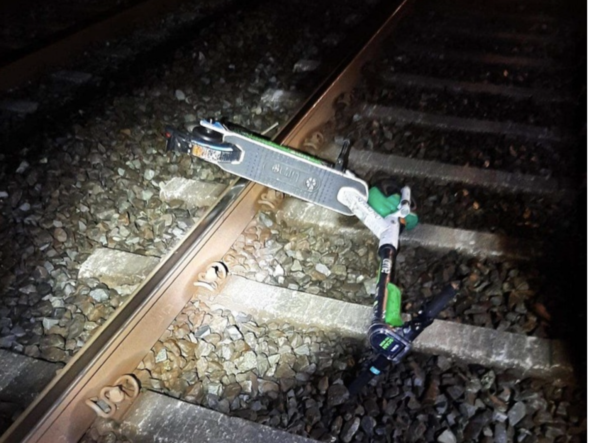 Essen: E-Scooter in Oberleitung!