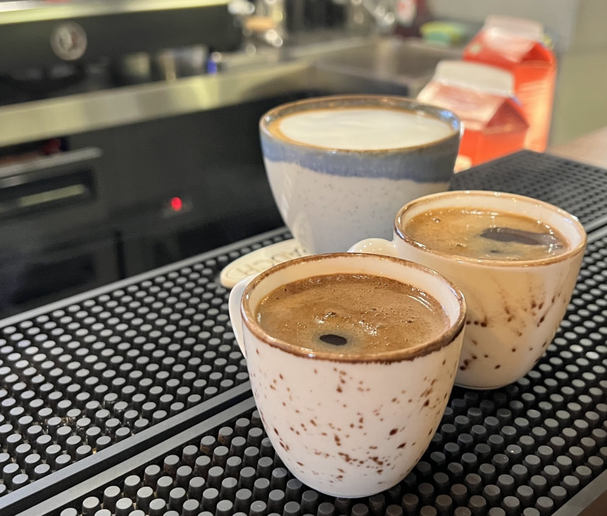 Verstöße gegen Mehrwegangebotspflicht: Deutsche Umwelthilfe klagt gegen Starbucks, Rewe, Edeka und Yormas