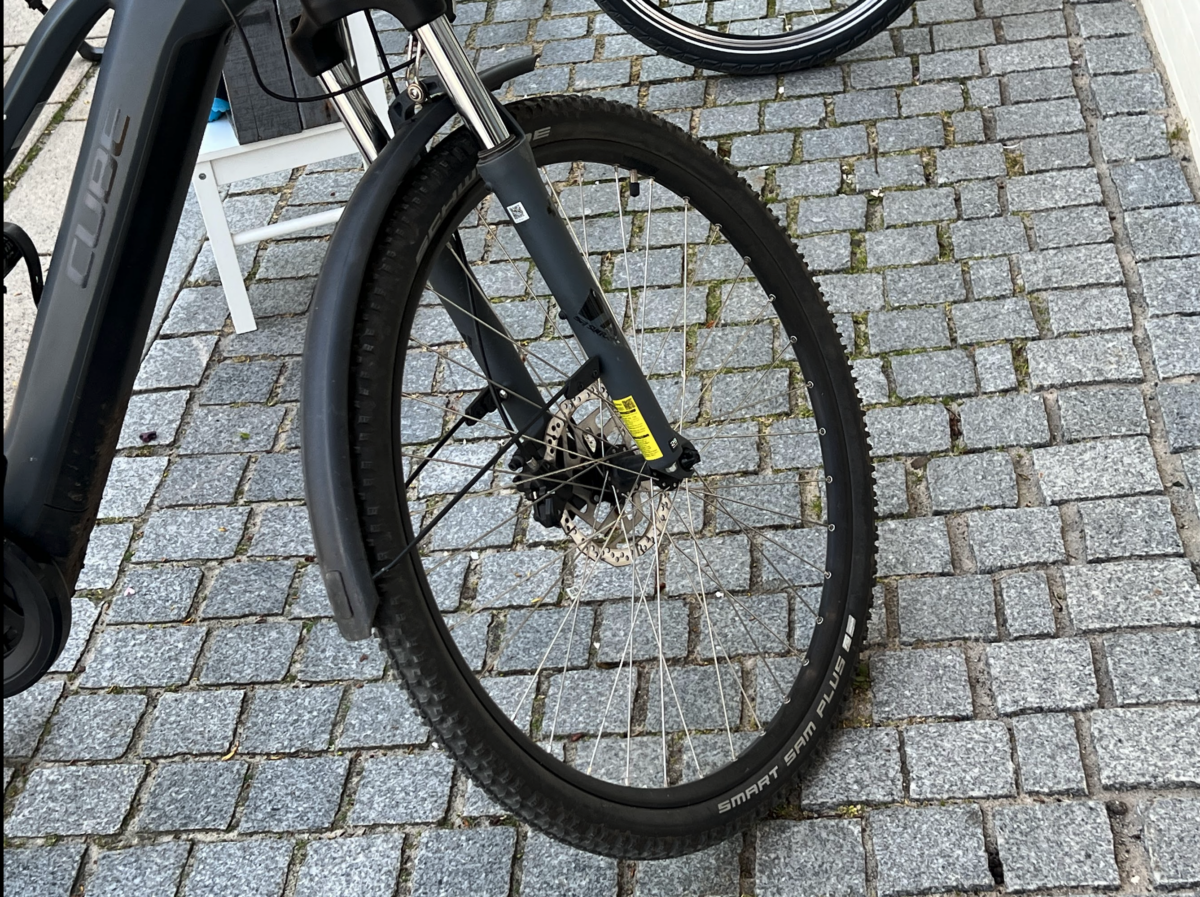 Glücksburg – E-Bike-Fahrer fährt in gespanntes Seil auf Brücke und verletzt sich schwer