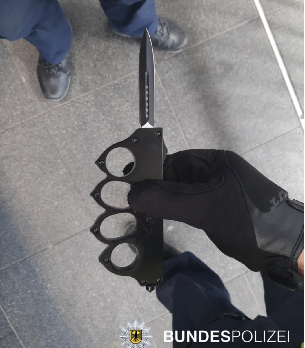Jugendlicher mit Schlagring mit integriertem Springmesser in S-Bahn unterwegs!