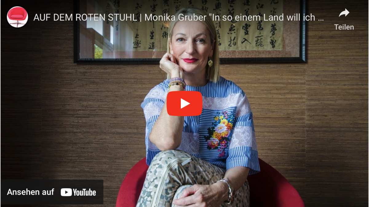 AUF DEM ROTEN STUHL | Monika Gruber „In so einem Land will ich nicht leben“