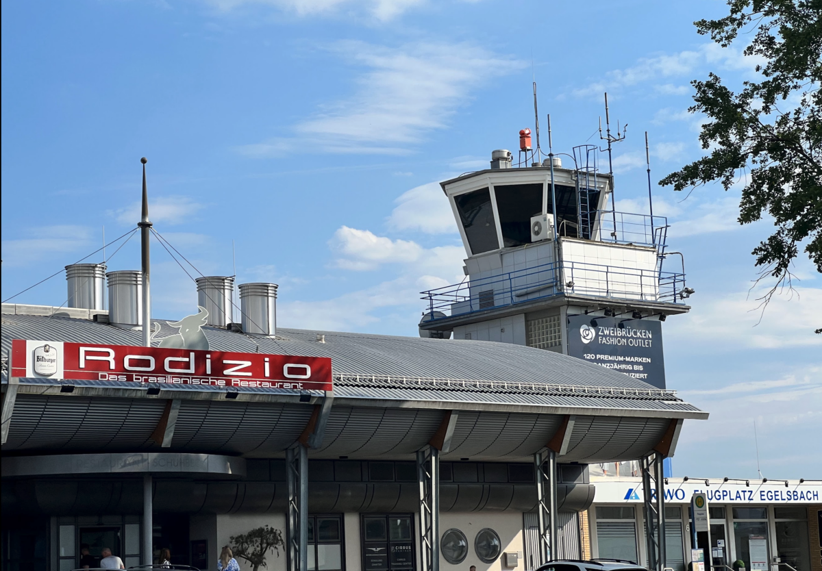 Kleinflugzeug verliert Tür beim Start – Dreieich / Langen