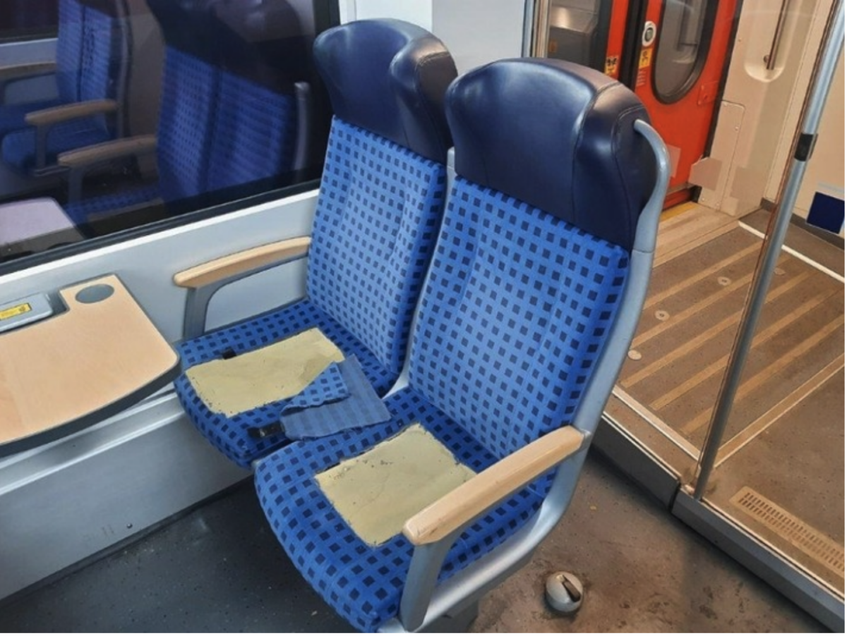 18-Jähriger schlitzt in der Regionalbahn Sitzplätze auf!