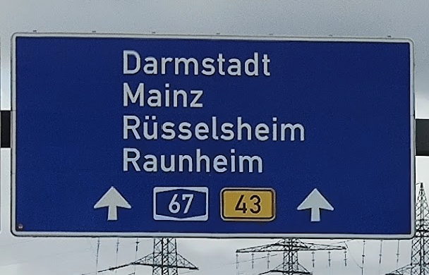 Gräfenhausen A5: Ansammlung osteuropäischer und zentralasiatischer Lastwagenfahrer auf Autobahnraststätte Polizei erhebt Personalien der Fahrer