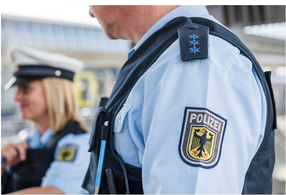 Bundespolizeidirektion München: 26-Jähriger flippt im Zug aus: Verletzter Triebfahrzeugführer und Fahrgäste mit Urin bespritzt