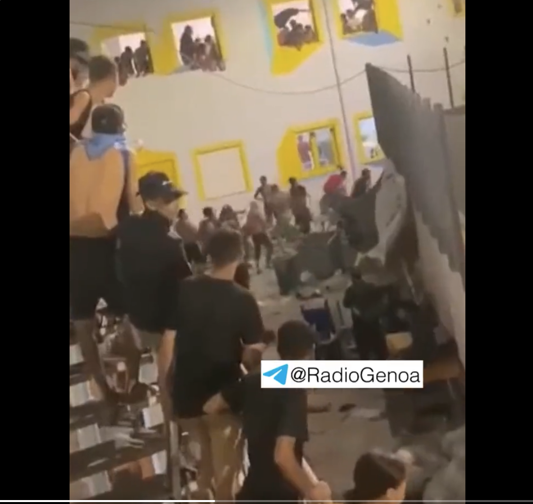 Zusammenstöße in Lampedusa zwischen illegalen Einwanderern mit Knüppeln, Messern und Steinen. Diese kulturelle Bereicherung wird bald auch in Ihrer Nachbarschaft in Europa zu finden sein.