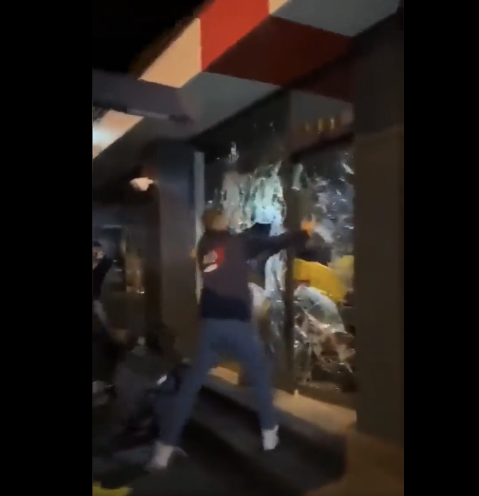 McDonald’s in der Türkei wird von den üblichen Verdächtigen verwüstet.