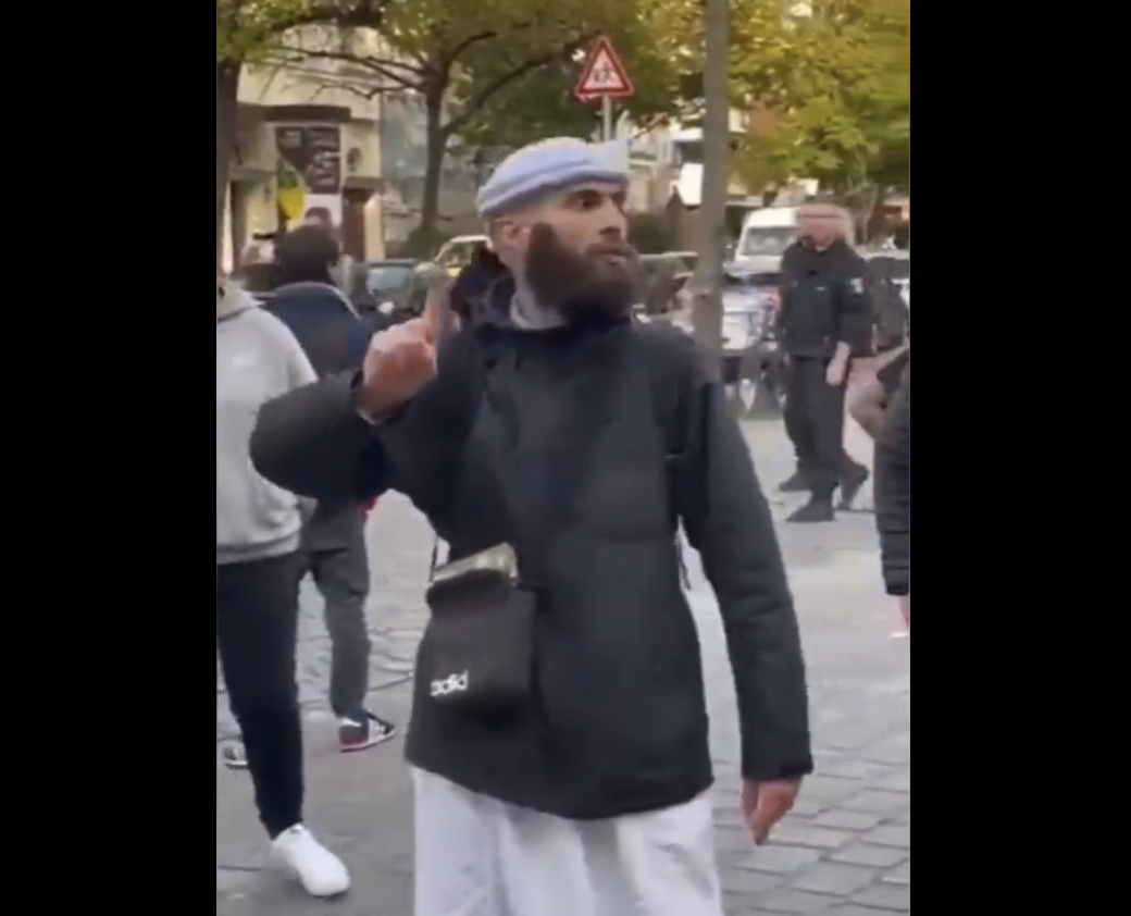 Ein Islamist ruft auf den Straßen von Berlin, dass „Allahs Sieg auch in dieses Land kommen wird“
